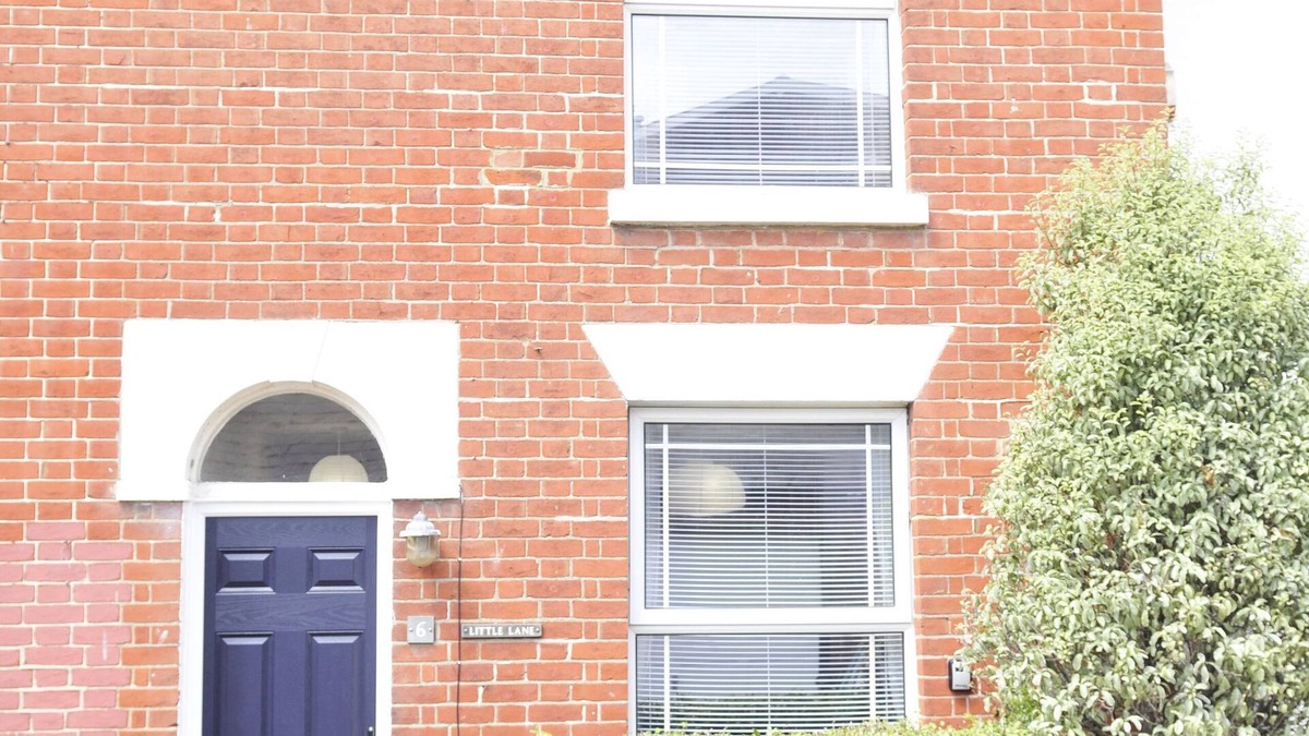 Alverstoke House | Little Lane is a charming, recently refurbished 2 bedroom cottage sleeping 4