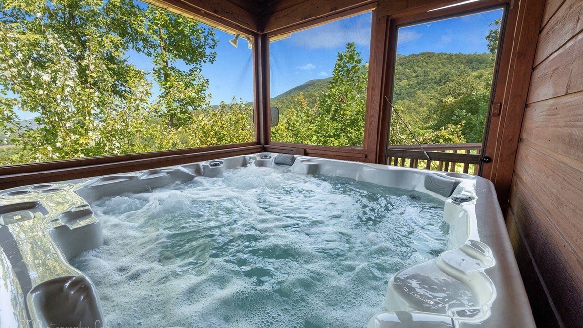 Wears Valley Cabin | Little Little: Pet Friendly, Free Attraction Tickets, Hot Tub, Views & Hiking Trails