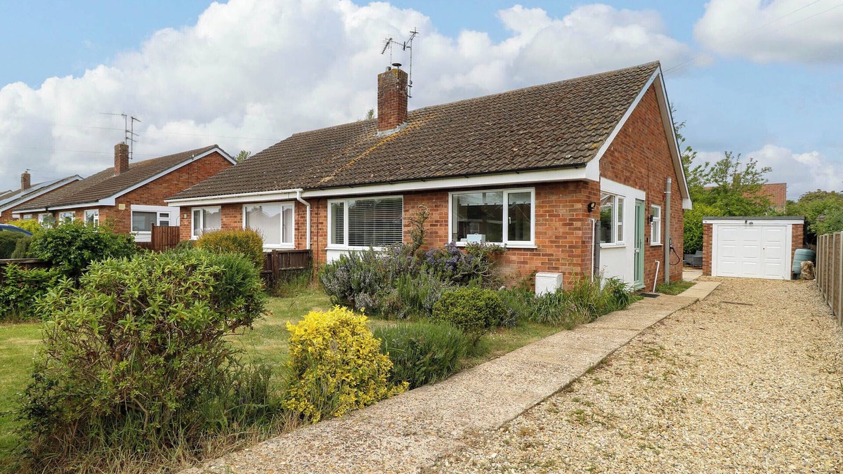 Dersingham House | LITTLE LODGE, pet friendly, with a garden in Dersingham