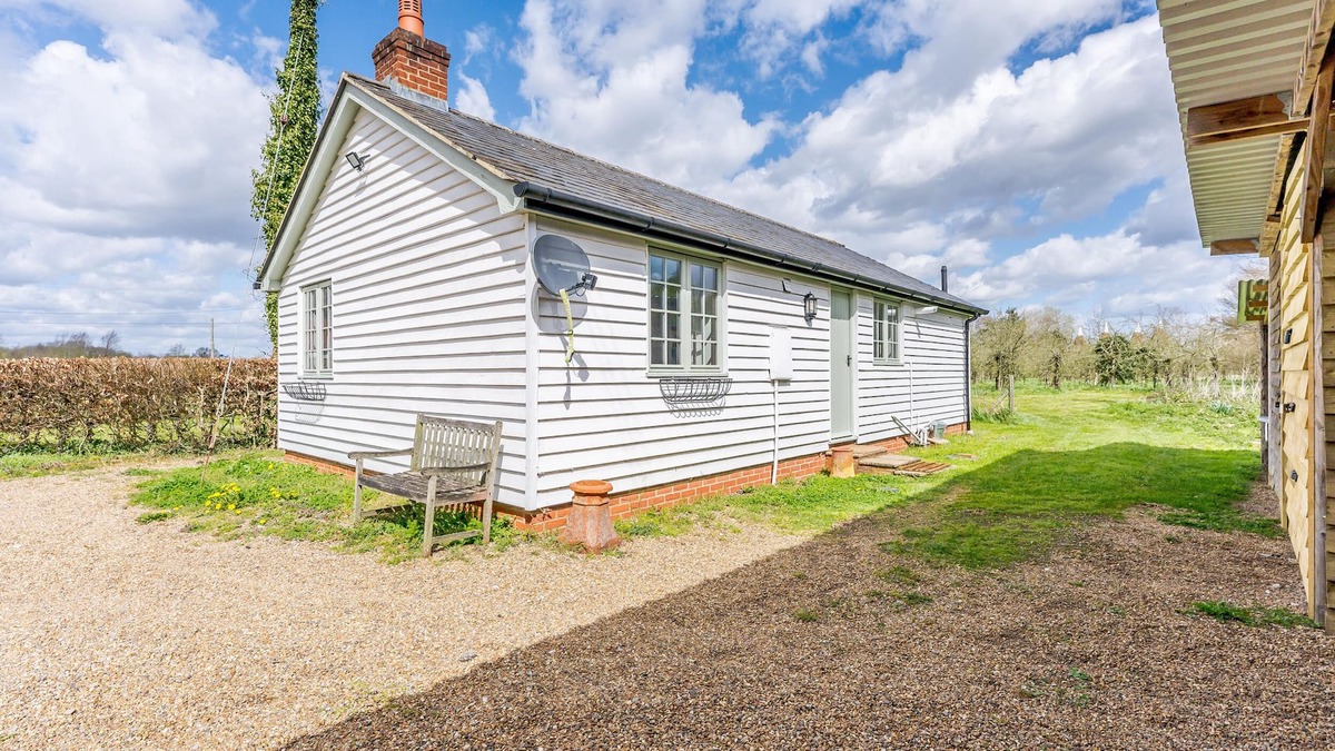Tonbridge Cottage | LITTLE MELROSE, romantic, with a garden in Collier Street