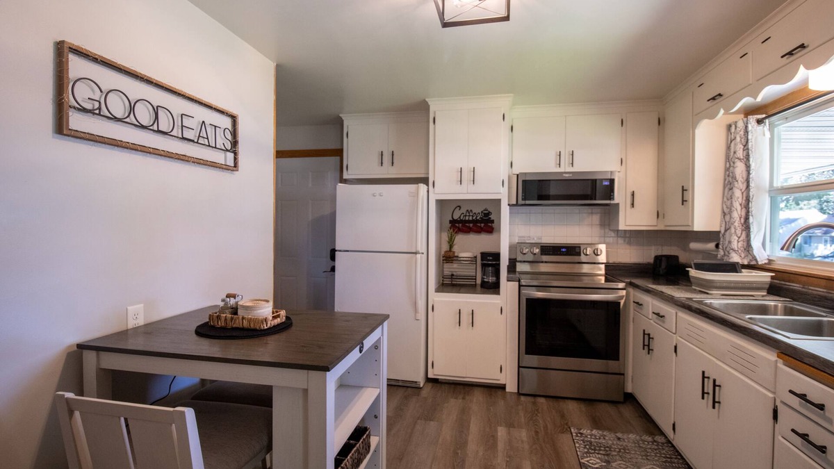 Rochester House | Little Nest/ 2 mi to Mayo Clinic, 2 bed w/Lg Yard,Pet Friendly,One level home