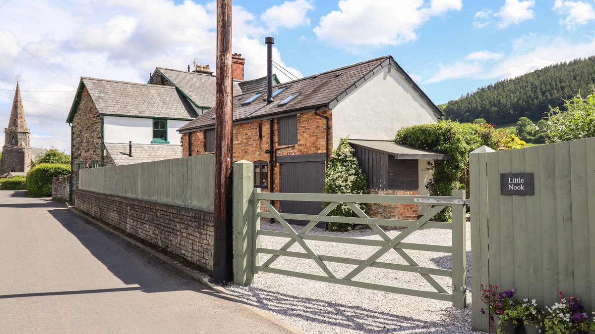 Llandrillo Cottage | LITTLE NOOK, family friendly, with open fire in Llandrillo