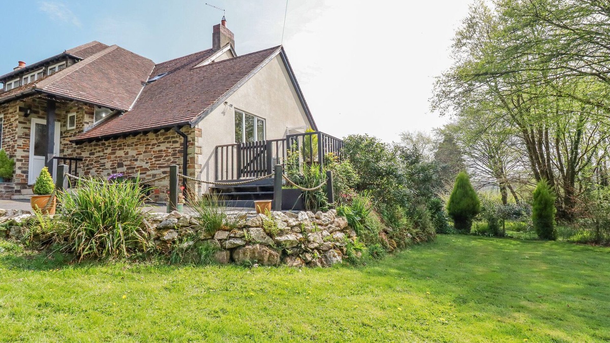 Lostwithiel Cottage | LITTLE OAKLANDS, pet friendly, with a garden in Lostwithiel