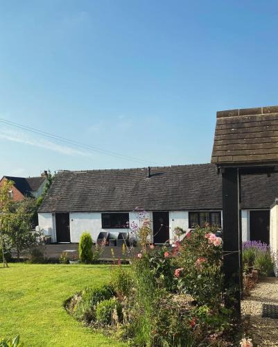 Tutbury House | Little Park Holiday Homes Self Catering Cottages 1 & 2 bedrooms available close to Tutbury Castle