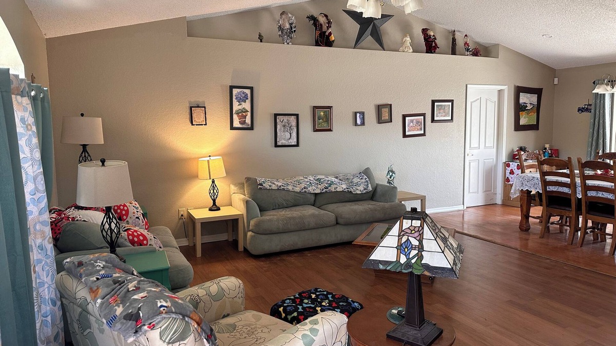 Spring Hill Bed & Breakfast | Little pink B & B in paradise near Wikki Wachi.play video games, pool, beach.