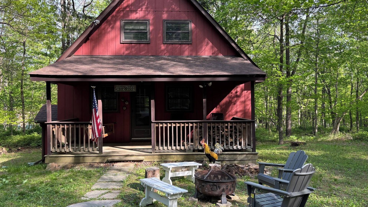 Berkeley Springs Cabin | Little Red Cabin in Coolfont Mountainside Community, Berkeley Springs, WV