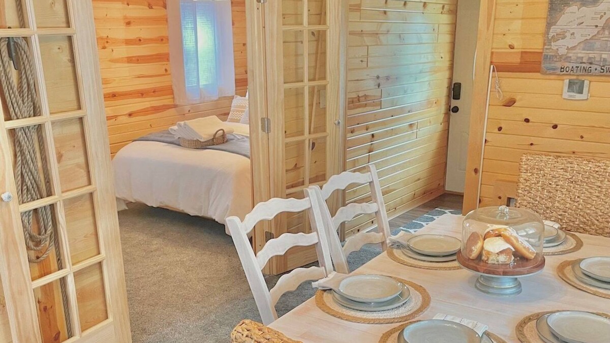 Buckeye Lake Cabin | Little Red Cabin @ Buckeye Lake with Hot Tub