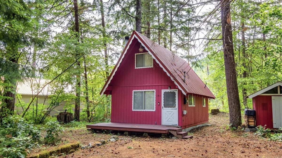 Packwood Cabin | Little Red Chalet | 1 Bed, 1 Bath
