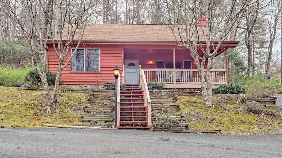Clayton Cabin | Little Red House. A charming cabin in Clayton, Ga