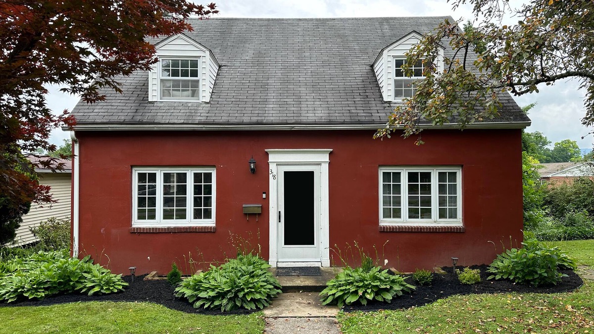 State College House | "Little Red House" eclectic 3BR, walk to downtown State College! Pet Friendly!