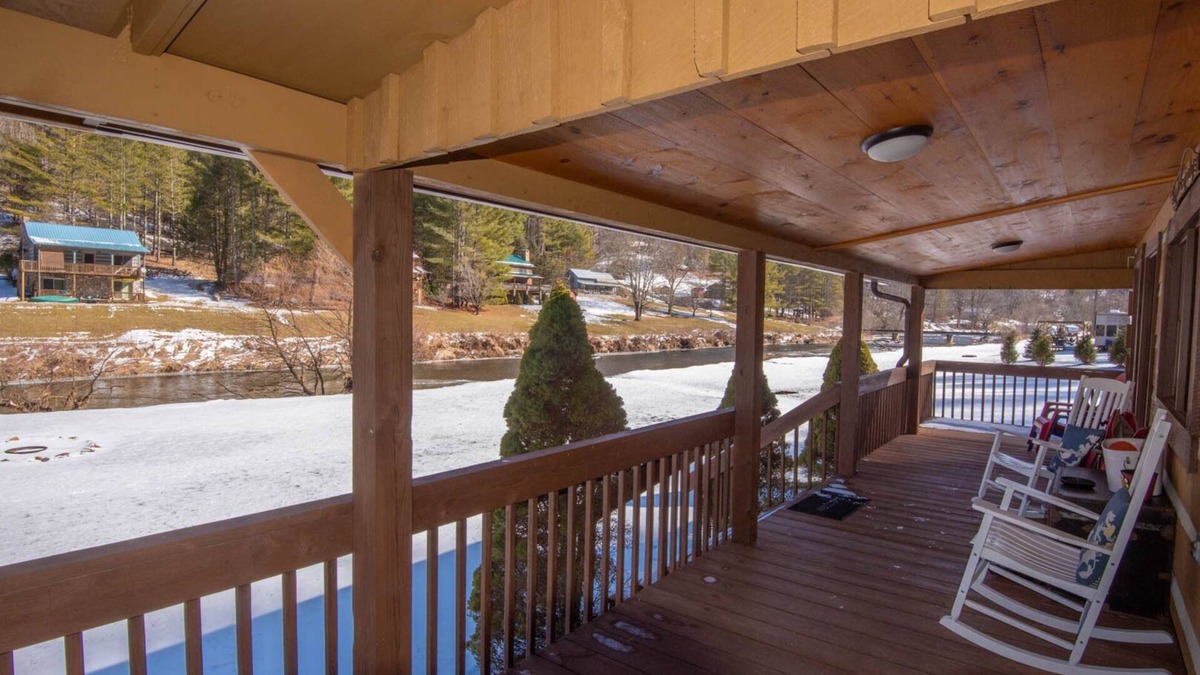 Lansing Cabin | Little Red on the New River + Covered Porch + Fire Pit + Riverfront