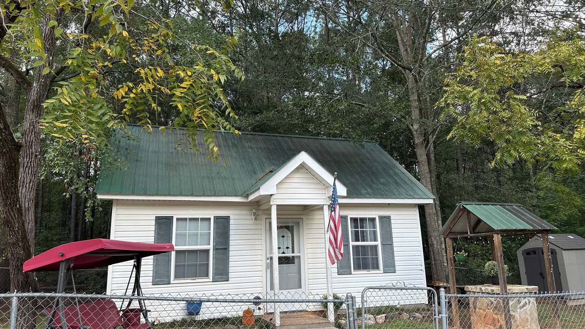 Flovilla Cottage | Little Southern Charm in tranquil Flovilla with AC, WiFi