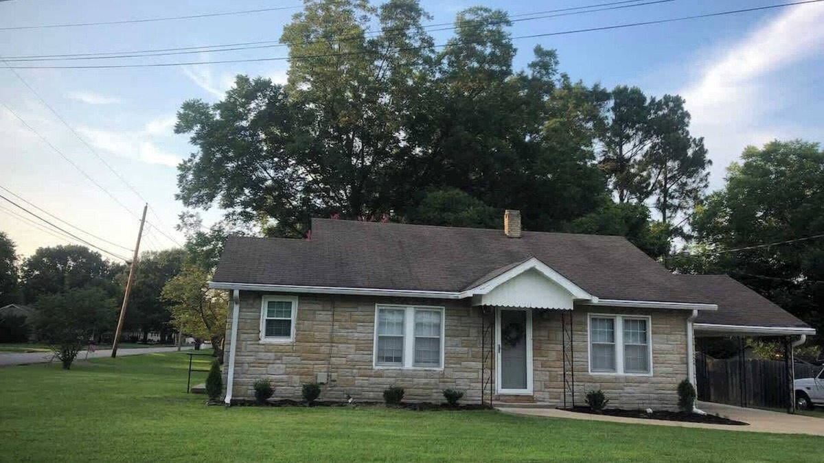 Henderson House | Little Stone Cottage close to everything!