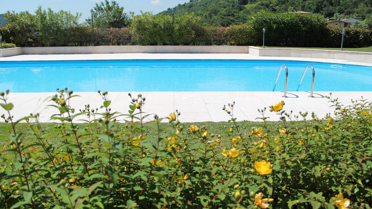 Villanuova sul Clisi House | Little terraced house on the green hills above Salò - Red House