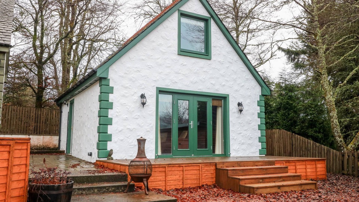 Spean Bridge Cottage | LITTLE TIGH CLOVELLY, romantic, with a garden in Spean Bridge