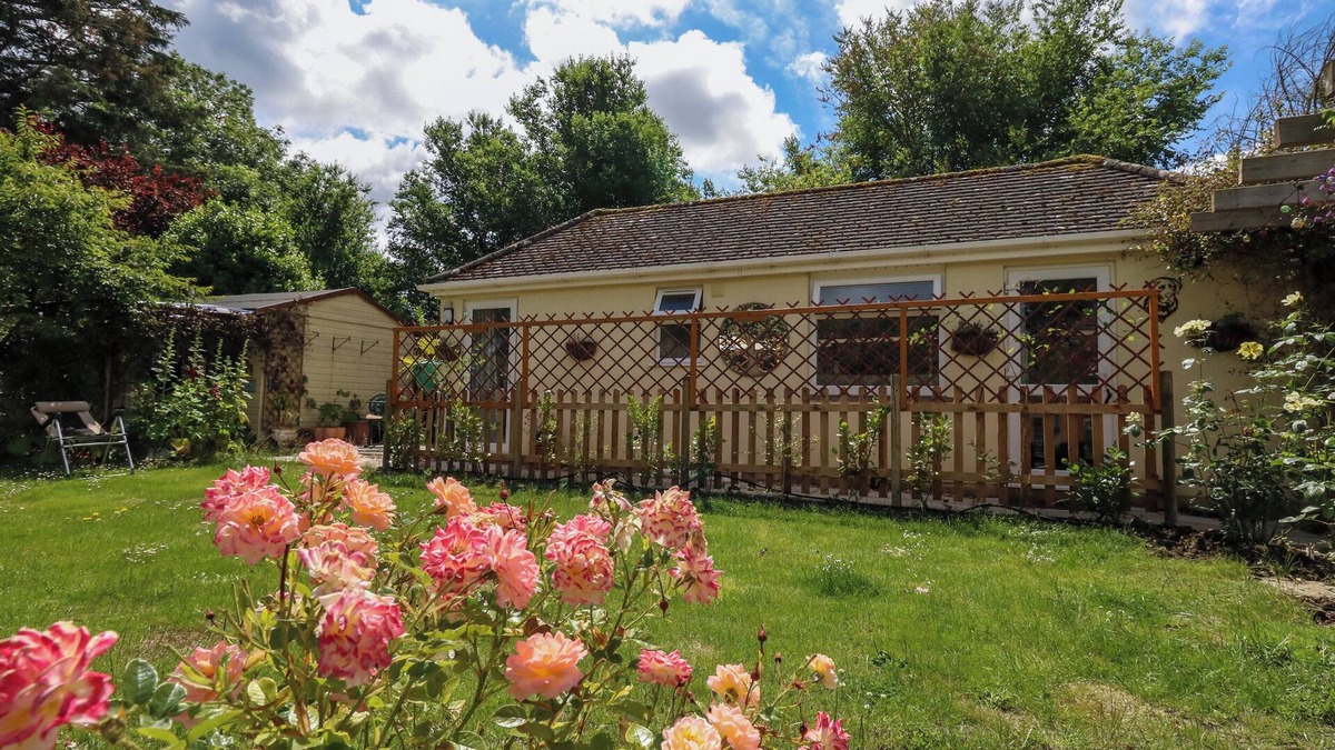 New Forest District Cottage | LITTLE TIMBERS, pet friendly, with a garden in Ringwood