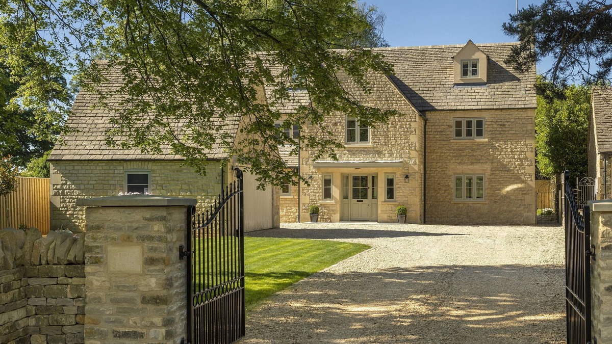 Bourton-on-the-Hill Cottage | Little Tithe, Set back from the road at the end of a private gated gravel driveway