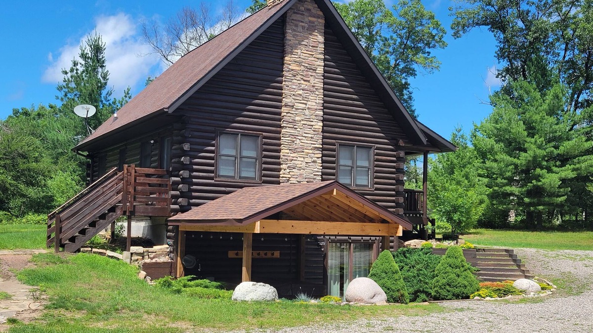 Nekoosa Cabin | Little Valley private log cabin in the woods by Lake Petenwell