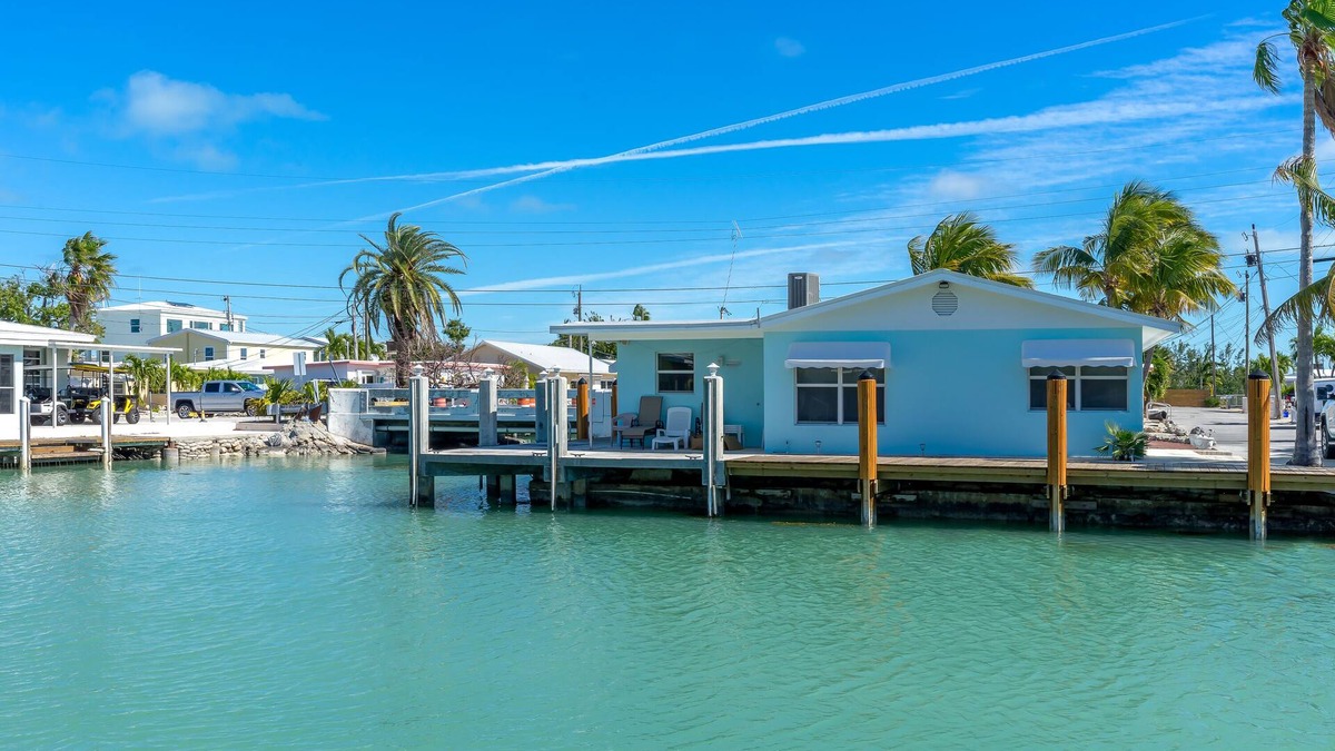 Little Venice House | Little Venice Beauty - 2 Bedrooms, waterfront, completely updated, dockage!