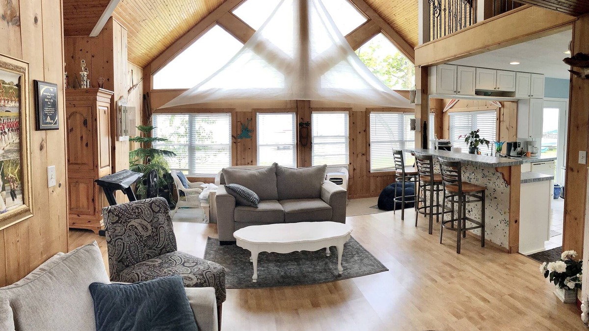 Chippewa Lake House | Little White Cottage on Chippewa Lake just steps to the waters edge.