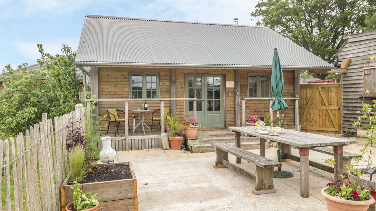Blandford Forum Cottage | LITTLE WILLOW, pet friendly, with open fire in Child Okeford