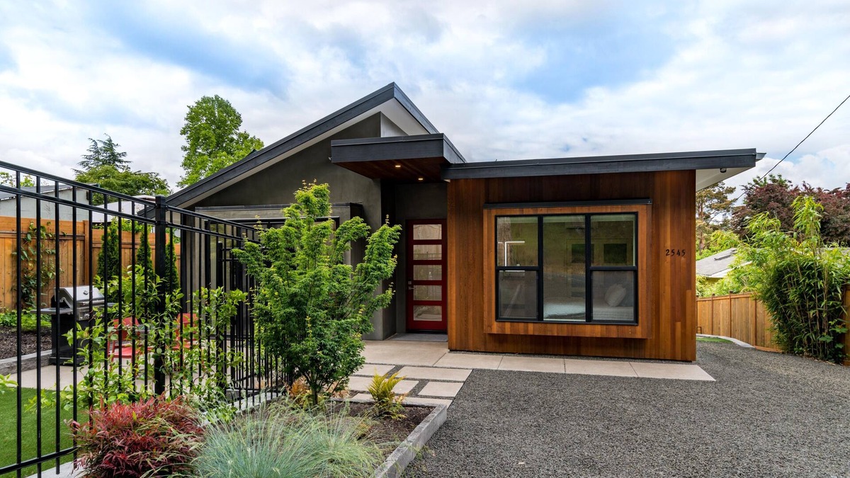 Amazon House | "Little Wing" - modern & stylish ideal UO location