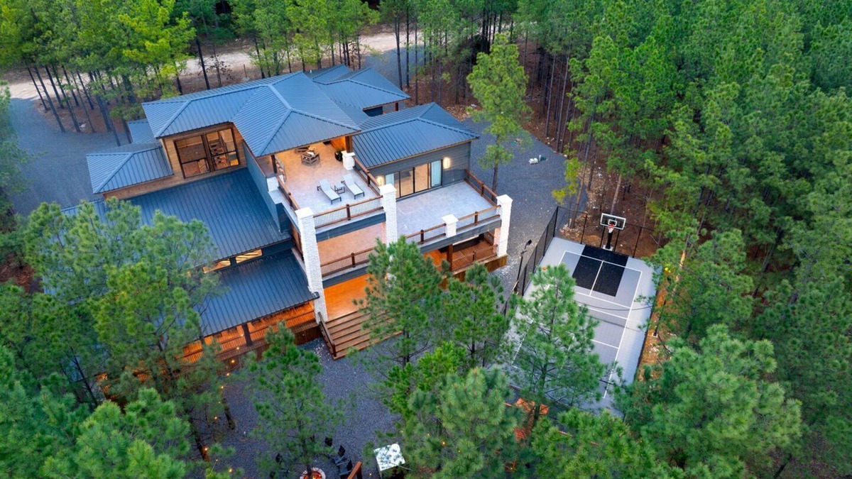 Hochatown Cabin | Liv n Love, Pickleball/Basketball, 2 Game Rooms, 2 Hot Tubs, Desk, Slide
