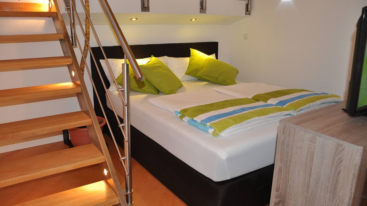 Hallstadt Apartment | Live and sleep right on the Main at the gates of Bamberg World Heritage