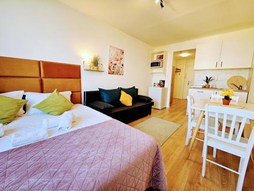 Chodov Apartment | LIVE-INN PRAGUE COZY SUITE FOR 1-4 GUESTS, 20 Mins to center, Lift, Gym, Reception, Parking, Roof Terrace, Game & Party