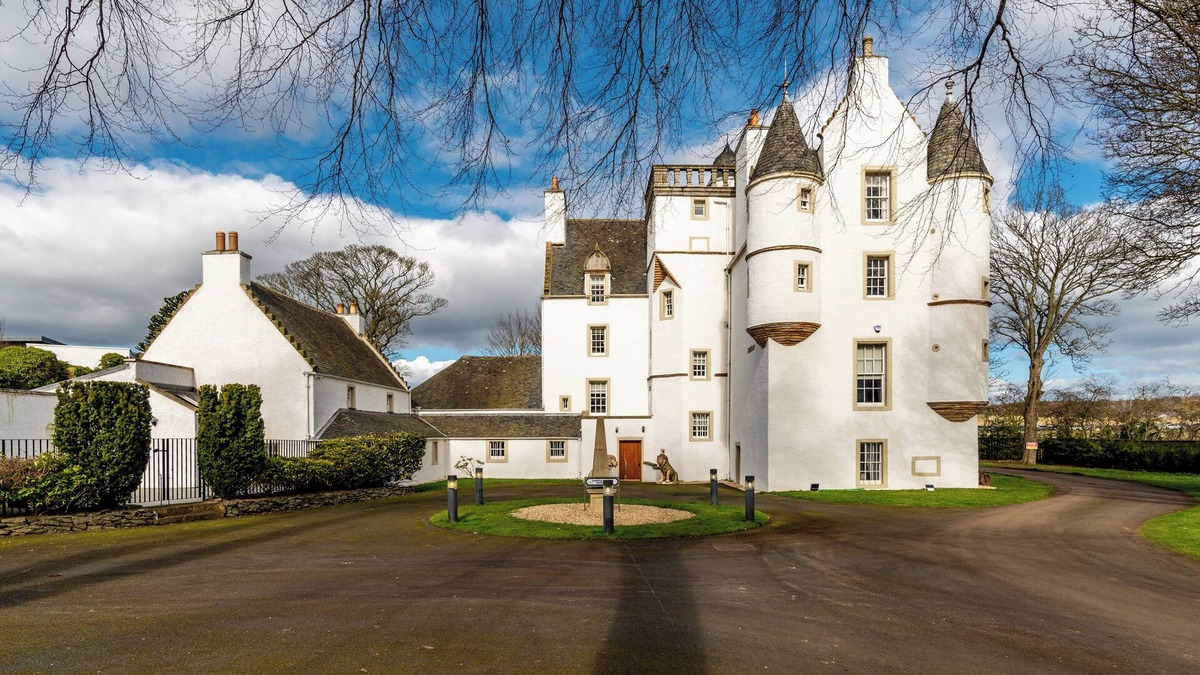Longcroft House | Live like a King/Queen In The City (near Edinburgh Airport)