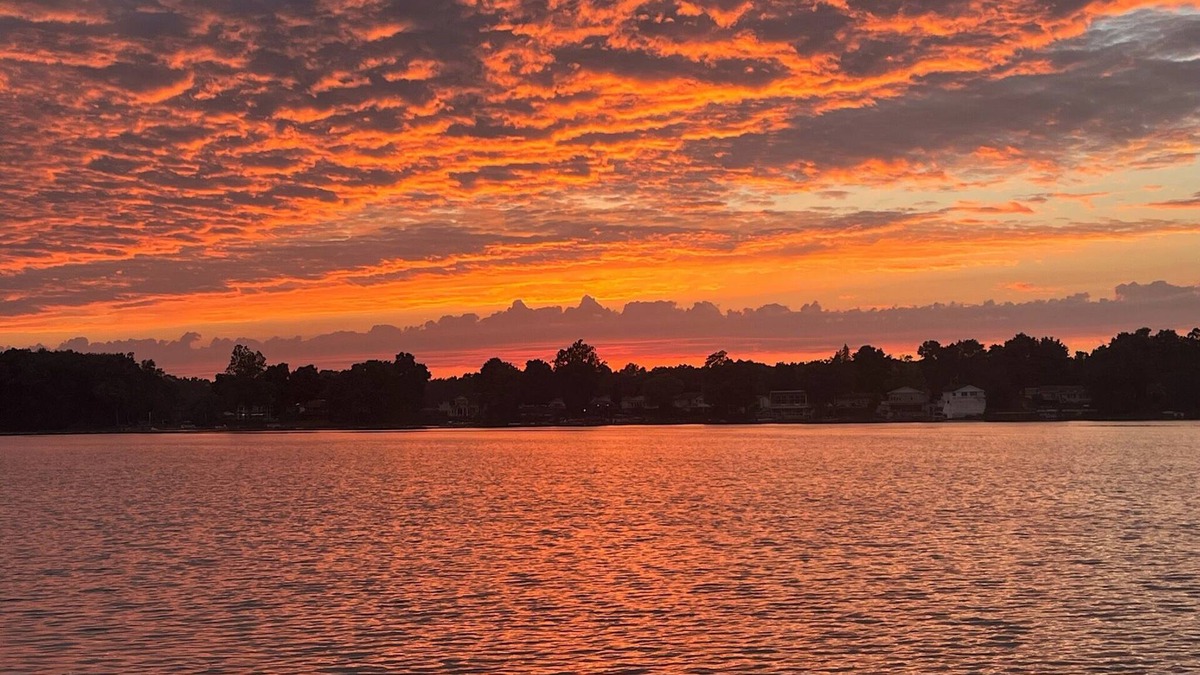 Howe House | Live & Love Life on the Lake at Sunset Peak!