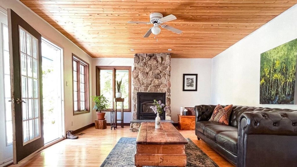 Val-des-Monts Ski Chalet | Live on Lac McGregor Surrounded by Nature (High Speed Internet!)