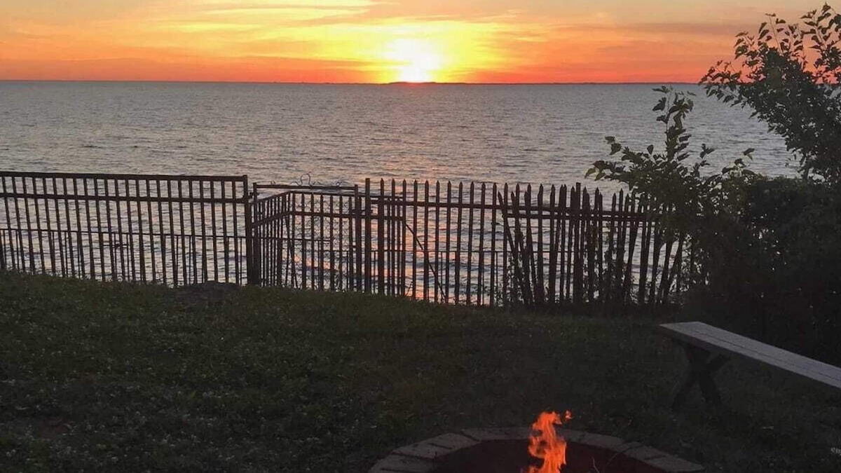 Athol Springs House | Live on the Lake! 3 Bdr, huge living room, fire pit, cabana, SUNSETS and FUN!