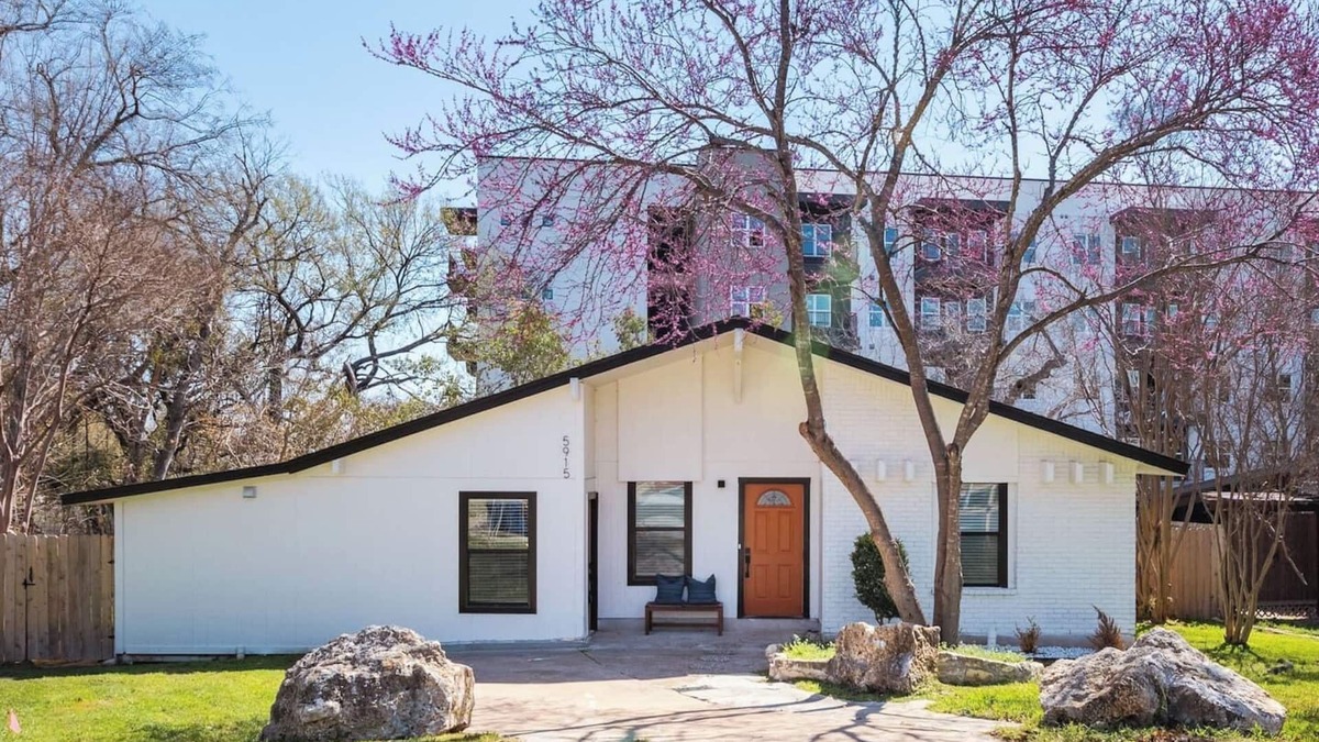 Sweetbriar House | 🎸 Live the SoCo Life 🏡 3BR + 5 Beds 🌊 Walk to Barton Springs & Local Eats 🍴