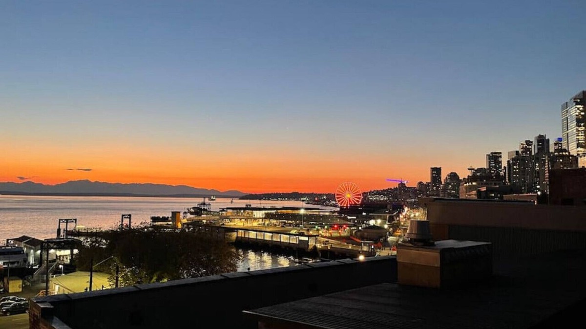 Downtown Seattle Apartment | Live & Work! Best Views in Prime DT Fast Wi-fi