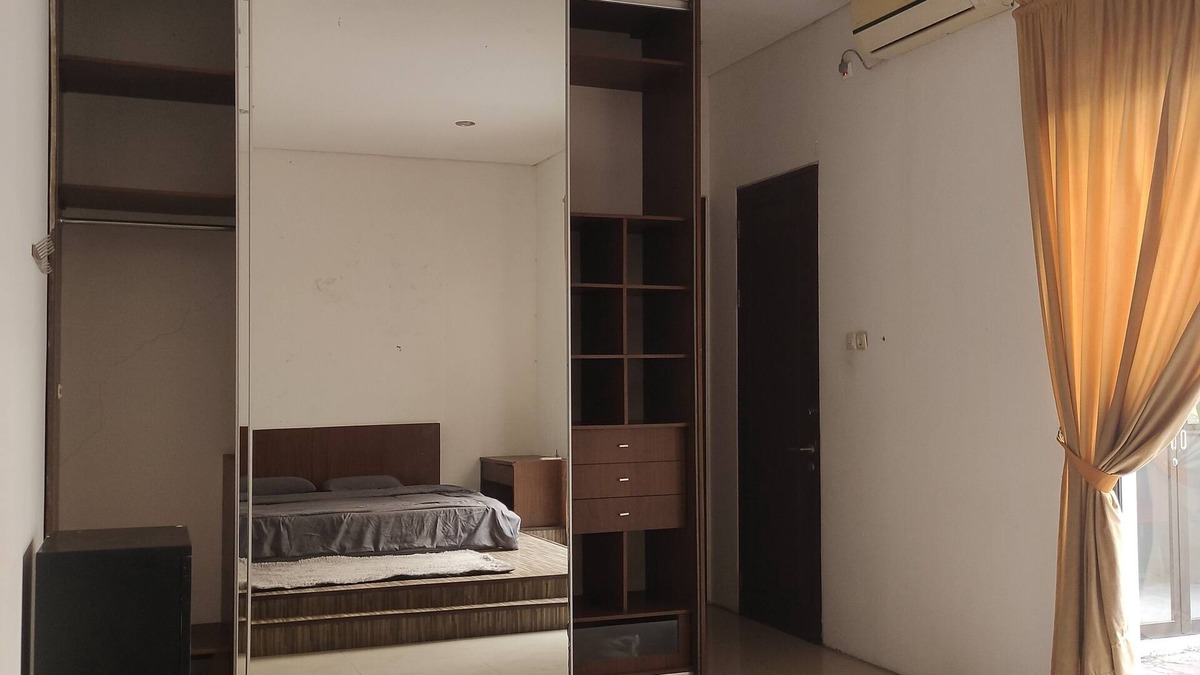 Surabaya House | Lively 3-bedroom house 180m2 with WiFi, AC in georgeous Surabaya
