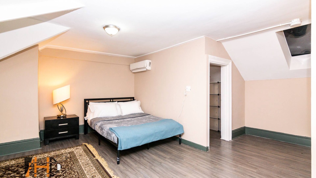 Cabbagetown House | Lively 3 Bedroom multi-story Apartment in Historic Cabbagetown