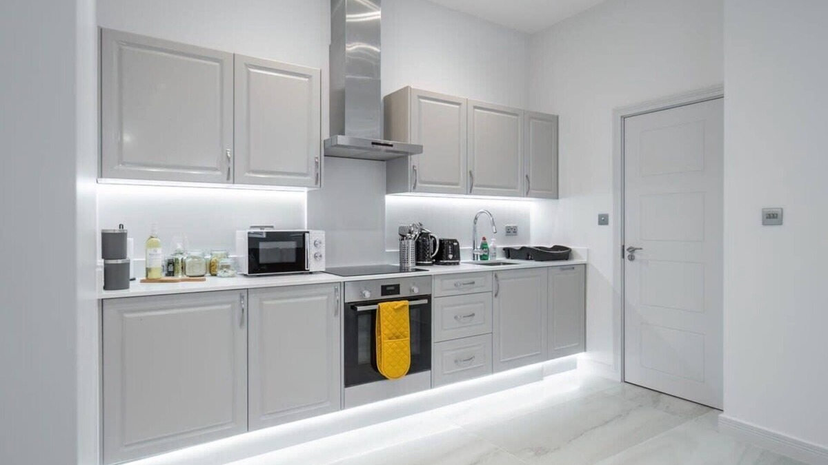 Didcot Apartment | LiveStay - Modern Apartment in Didcot*3