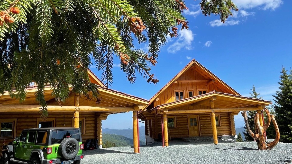 Albeck Ski Chalet | Living above the clouds in a log cabin