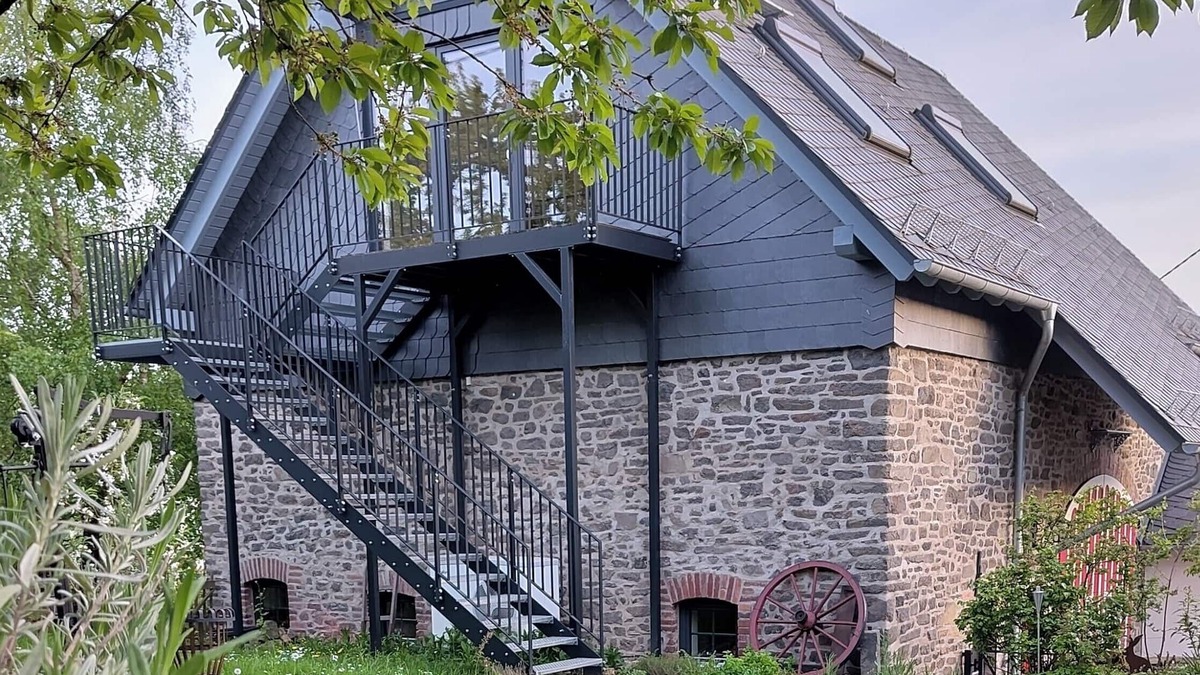 Stahlhofen House | Living in a barn "Basalt barn Westerwald" - close to nature & unique