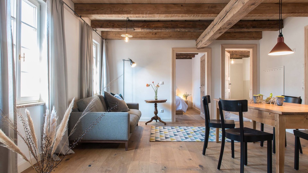 Lahr Apartment | Living in a city palace with a quiet inner courtyard and garden