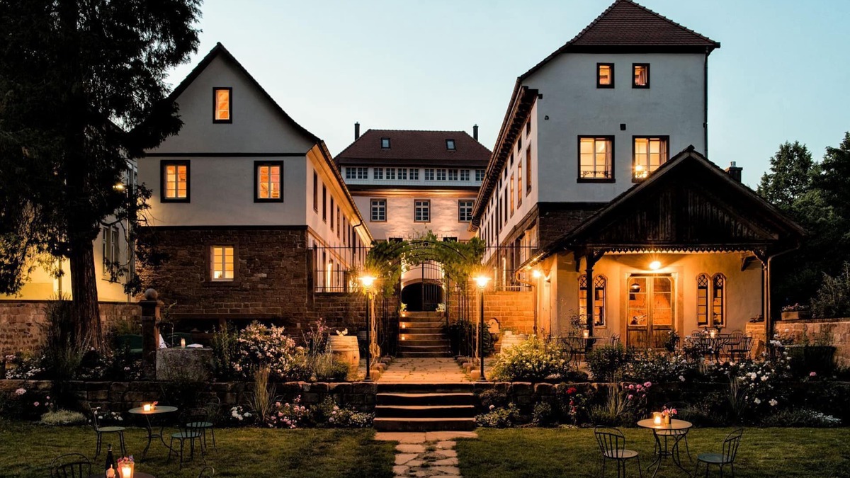 Lahr Apartment | Living in the east wing of a historic 3-wing city palace