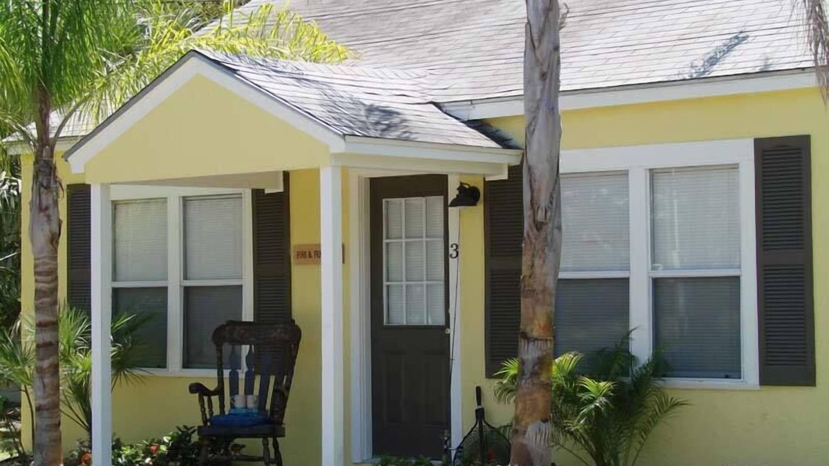 Fulton Cottage | Living on Island Time #3 - Cozy coastal cottages with a whole lot of charm!