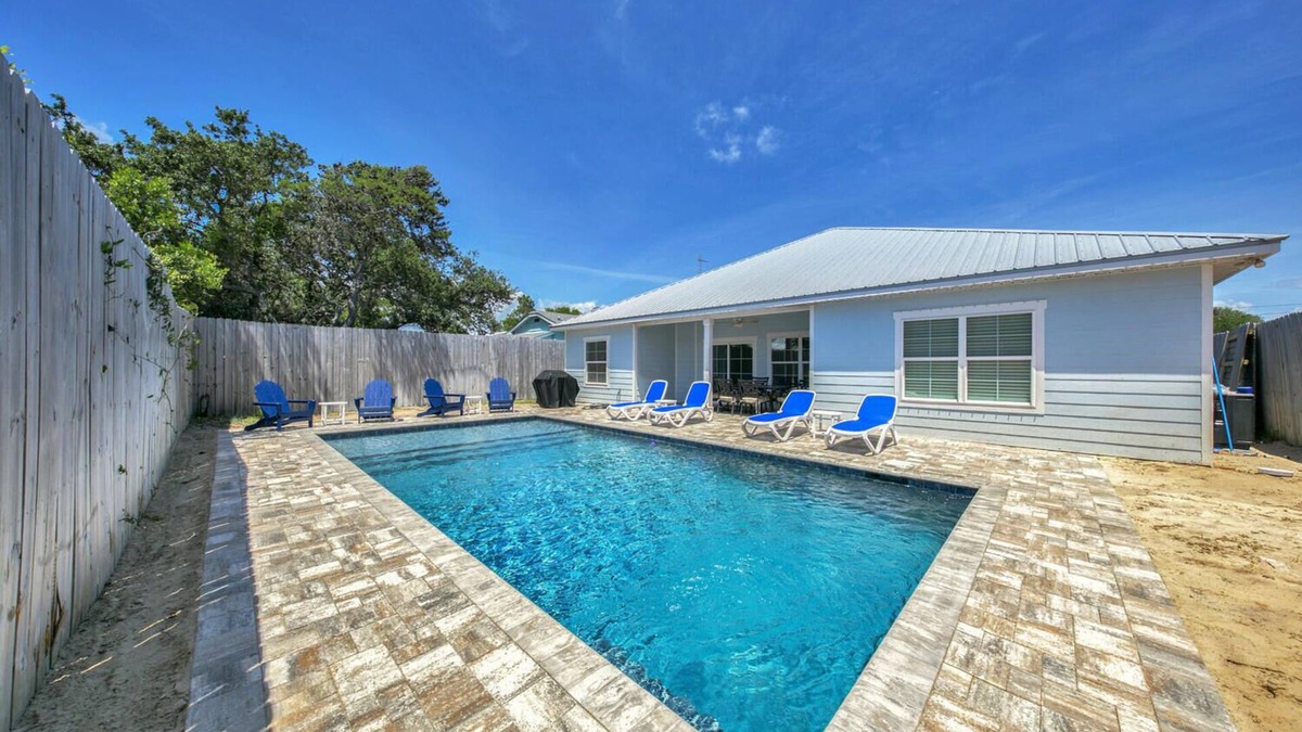 Bahama Beach House | Living The Beach Life- 4BR/2BA, Sleeps 12, Huge Private Pool.
