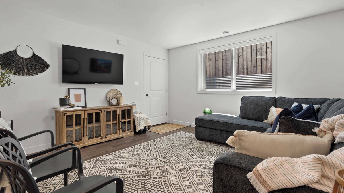 Pincher Creek House | Livingston Way | Family-Friendly Retreat | 55" TV!
