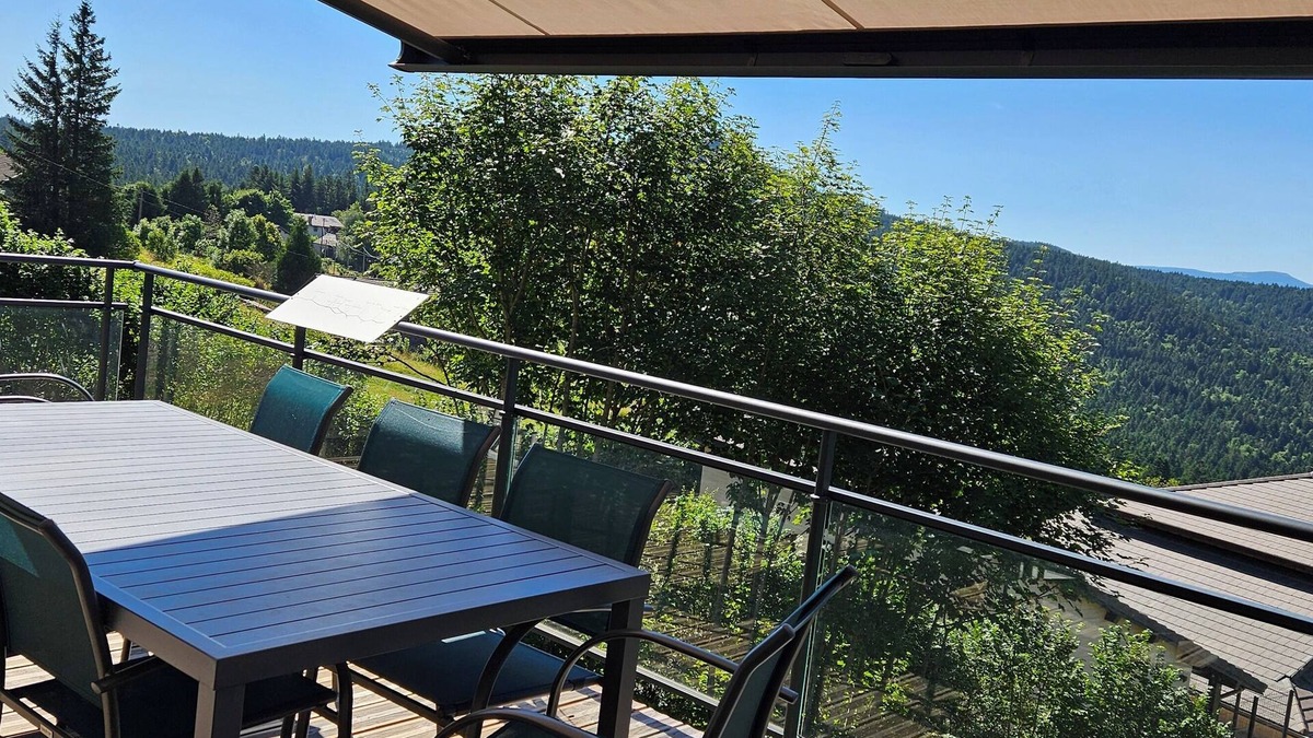 Queyrieres Ski Chalet | Lizieux: Quality chalet with views of the Haute-Loire mountains