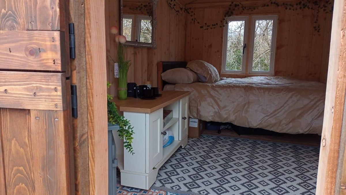 Llandovery Cabin | Llandovery - Lodge - Sleeps 2 - Parking - Hot Tub
