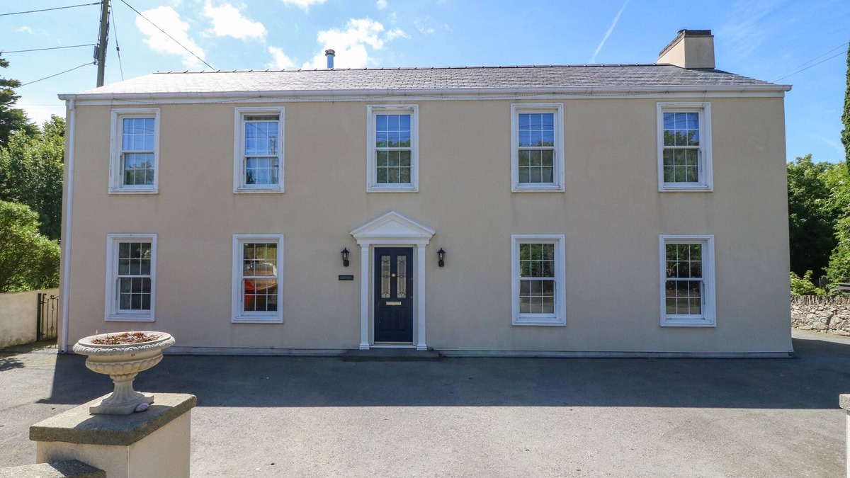 Amlwch House | LLECHOG, family friendly, with open fire in Cemaes Bay