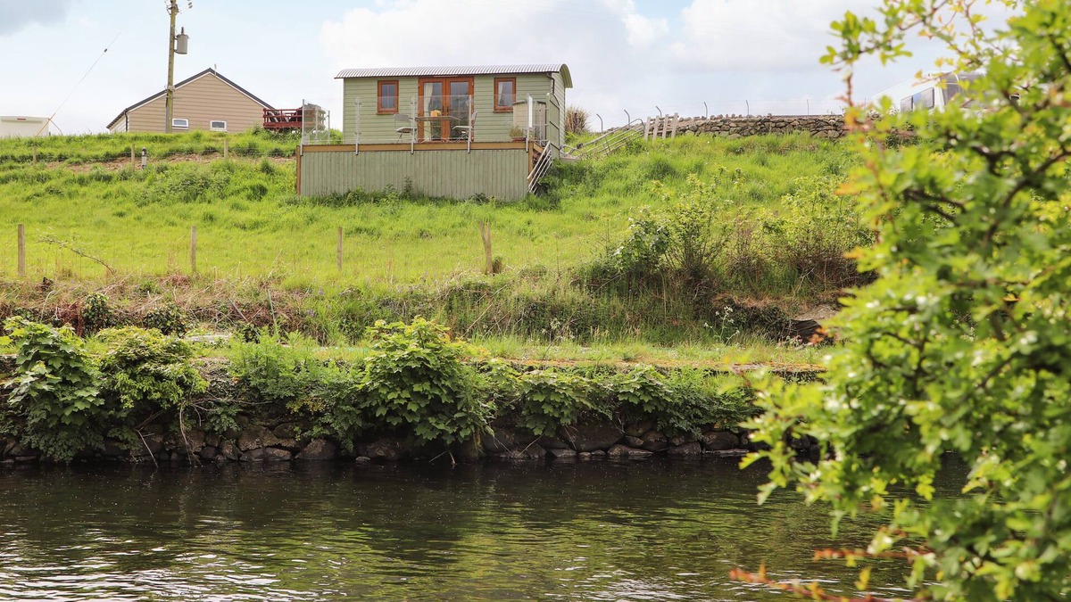 Llanrug Cottage | LLETY'R BUGAIL 1, pet friendly, with a garden in Llanrug