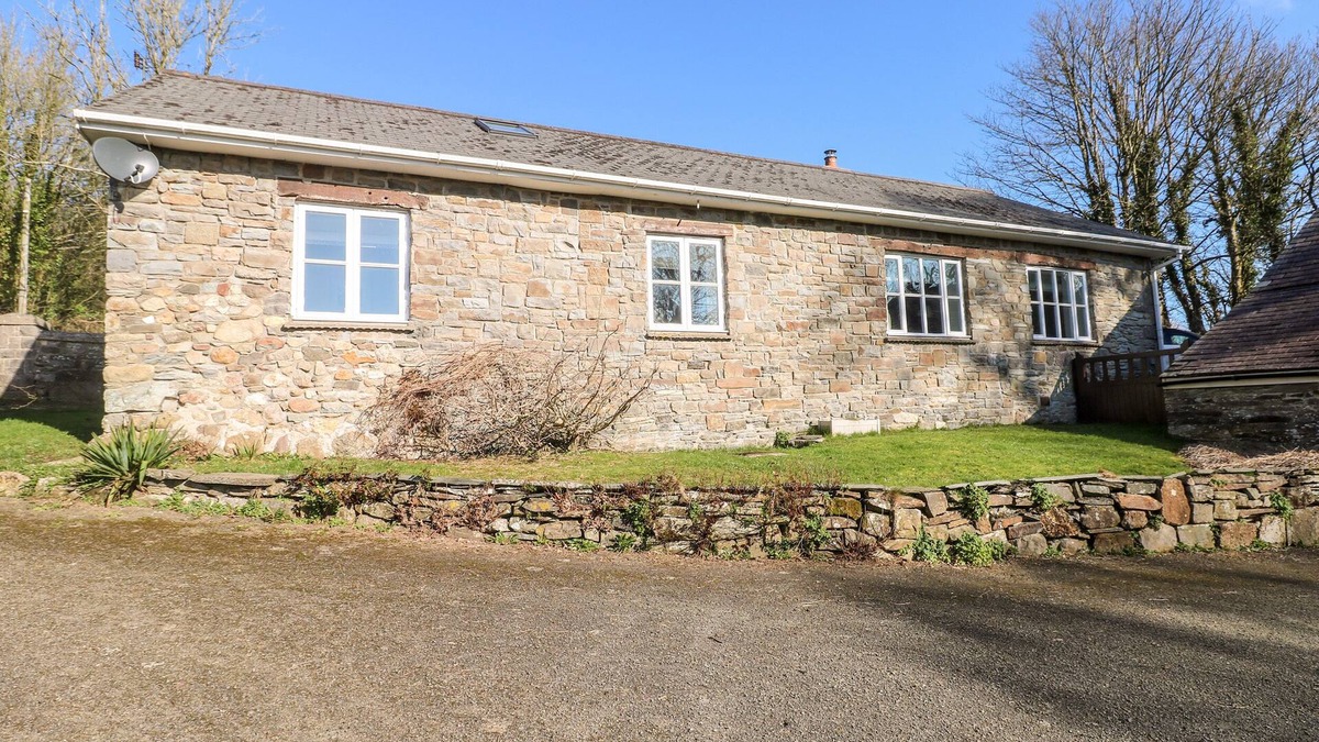 Llanfallteg Cottage | LLETY'R LLWYNOG, family friendly, with open fire in Tenby